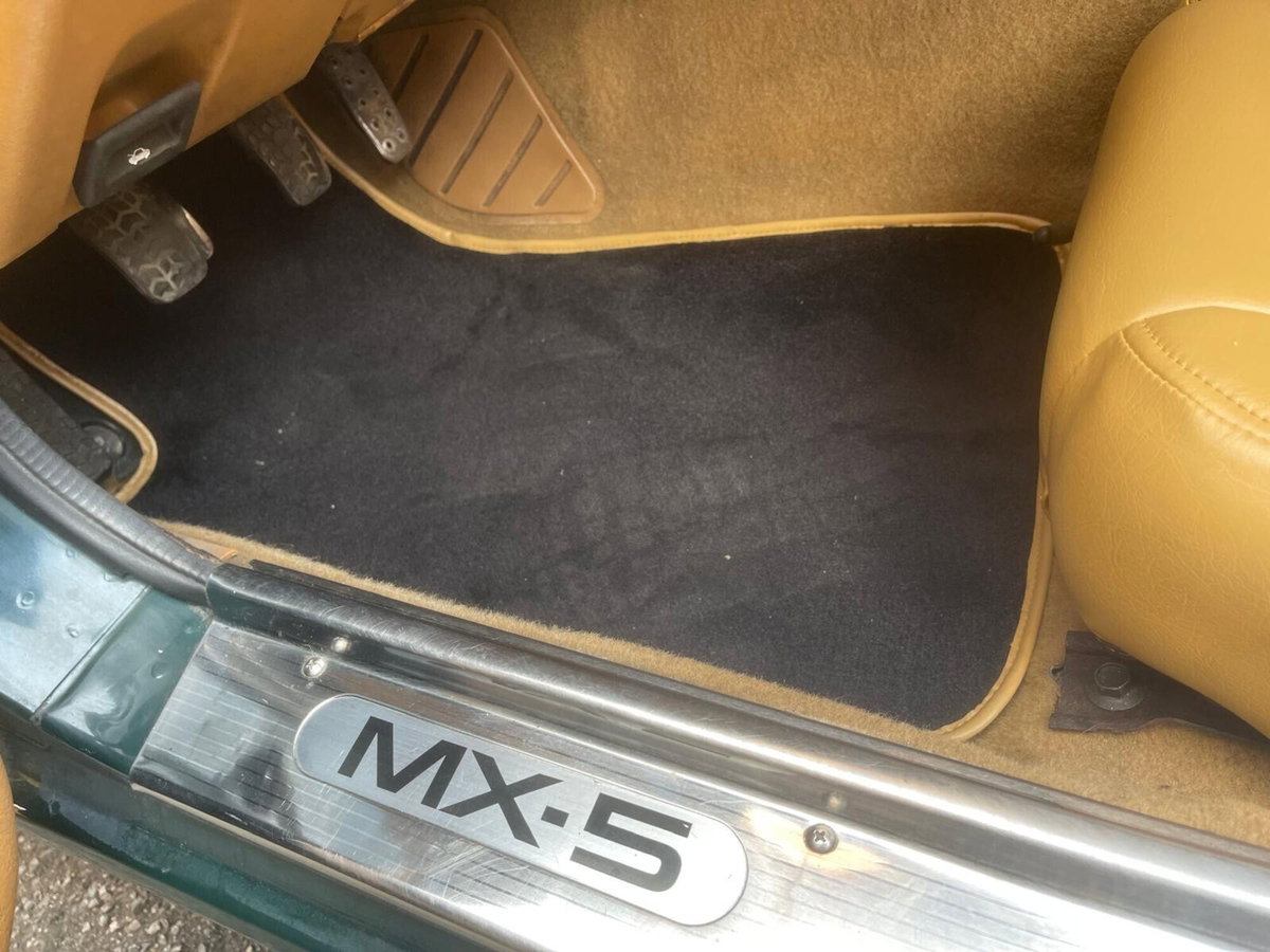 Mazda MX-5 1.6i 16V cat British Green (20)