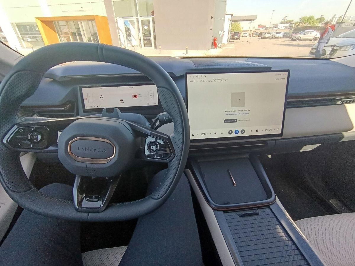 Lynk & Co 08 08 1.5 phev More auto (7)