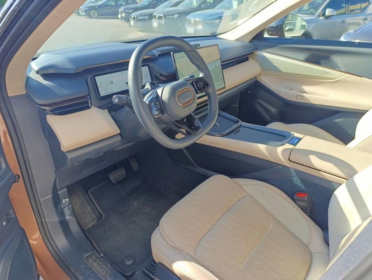 Lynk & Co 08 08 1.5 phev More auto (6)