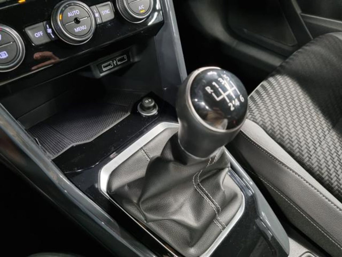 Volkswagen T-Roc 1.5 tsi R-Line (11)