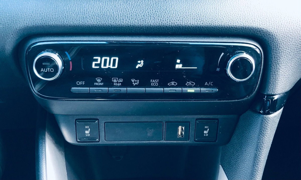 Toyota Yaris 1.5 Hybrid 5 porte Energy (10)