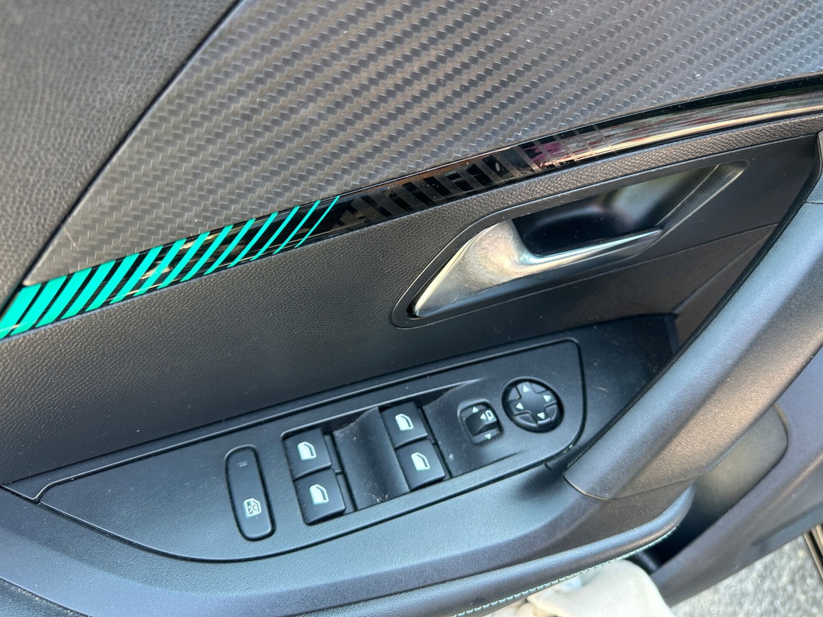 Peugeot 2008 PureTech 130 S&S EAT8 Allure Pack (11)