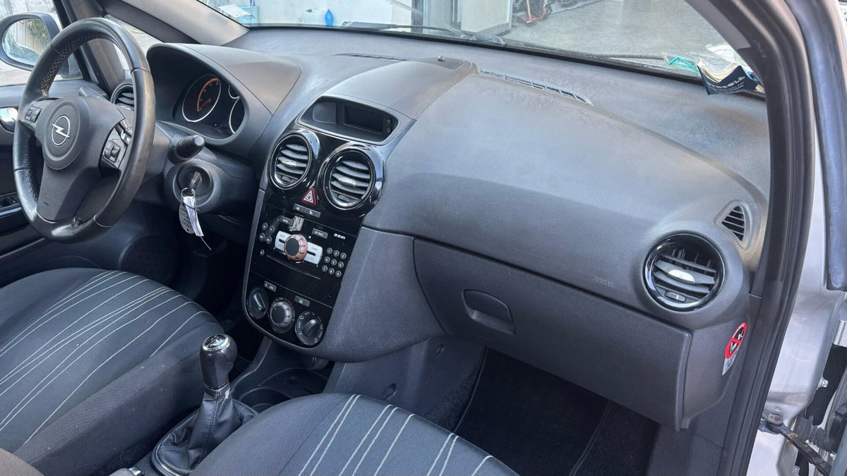 Opel Corsa 1.2i 16V cat 5 porte Cosmo (20)