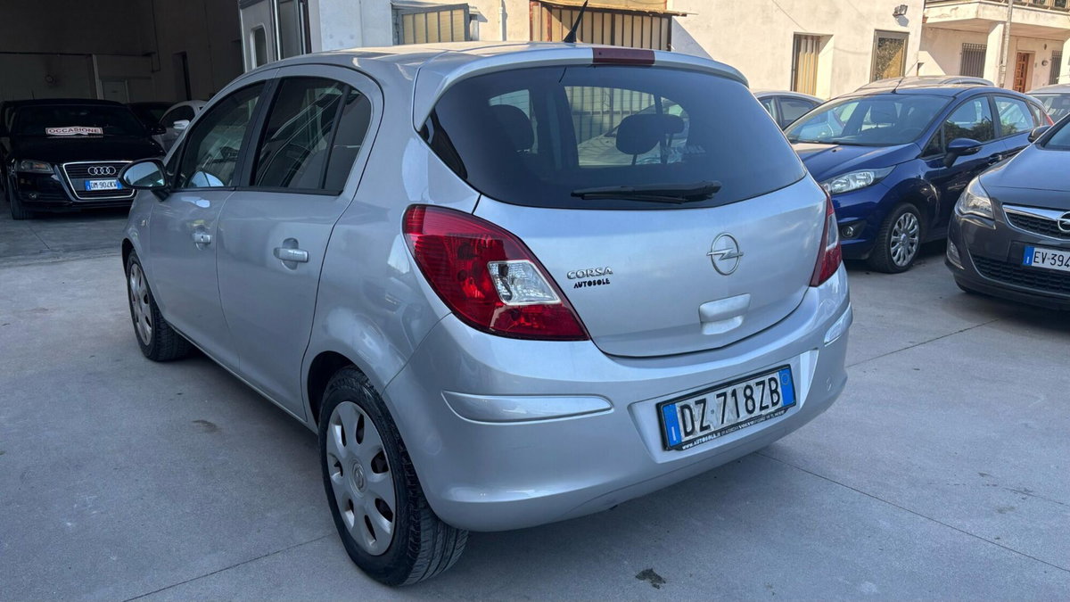 Opel Corsa 1.0 12V 5 porte Club (10)