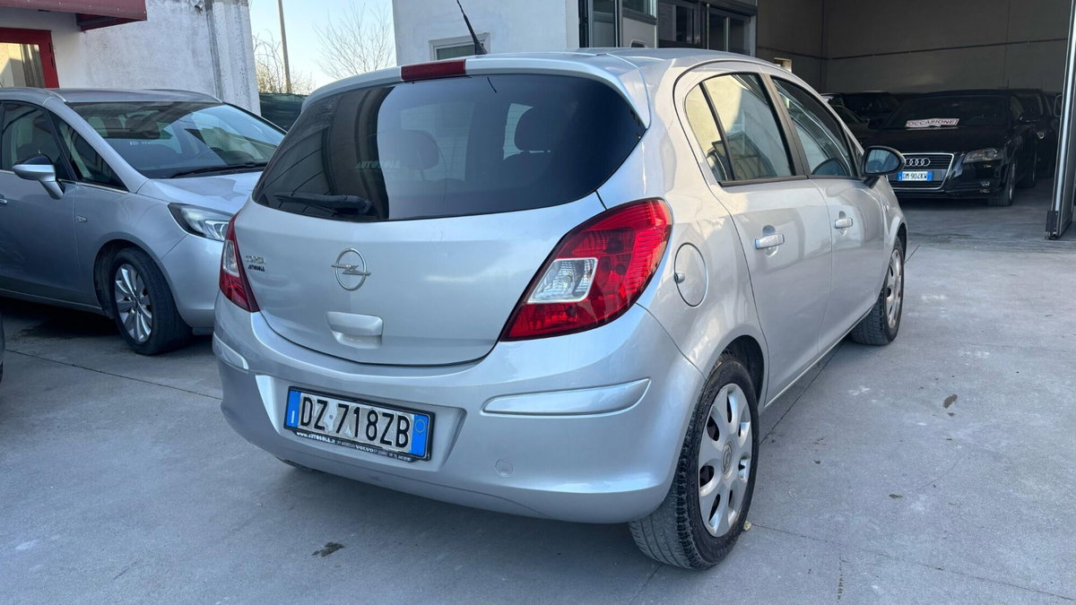 Opel Corsa 1.0 12V 5 porte Club (11)