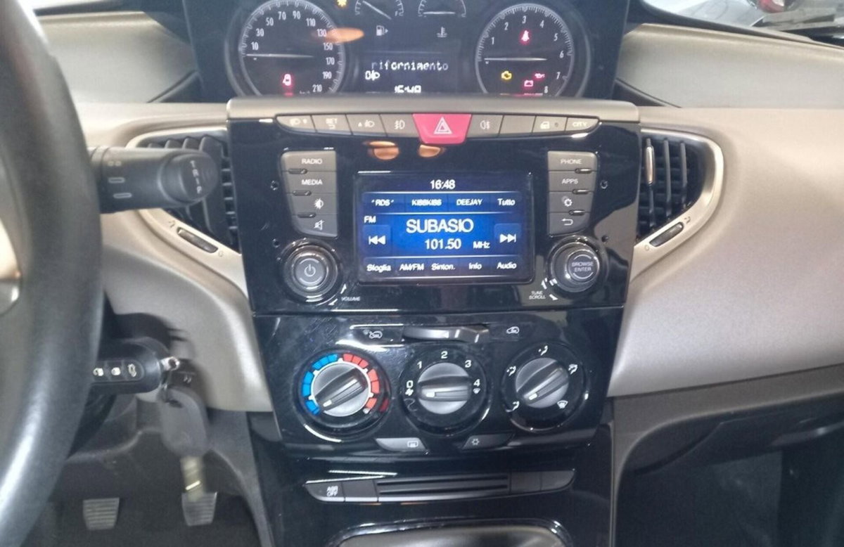Lancia Ypsilon 1.2 69 CV 5 porte Gold (11)