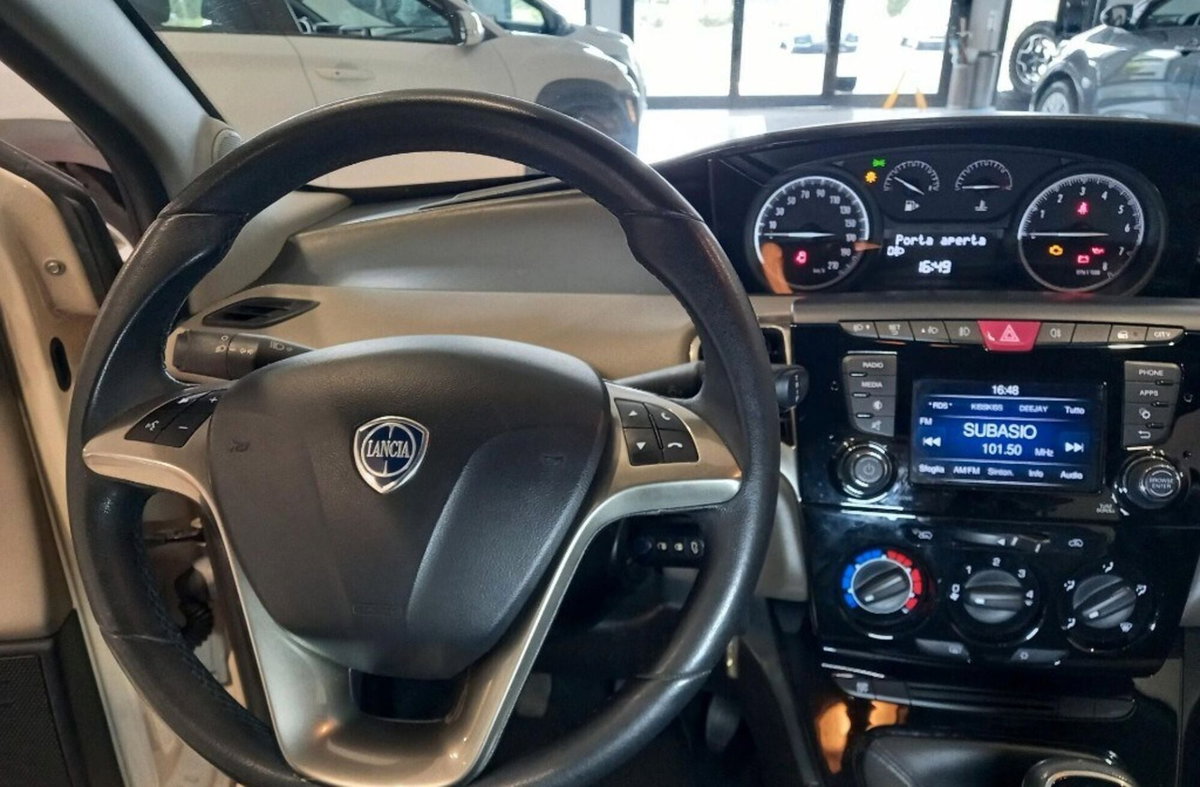 Lancia Ypsilon 1.2 69 CV 5 porte Gold (14)