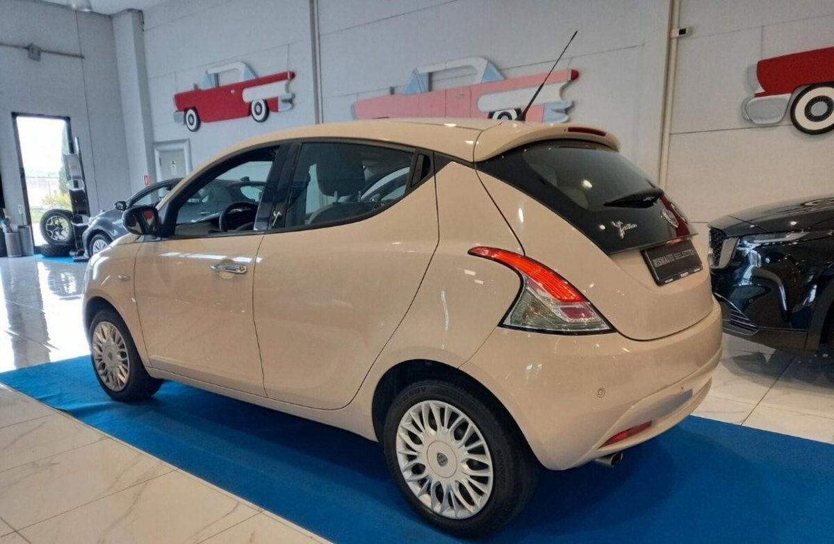 Lancia Ypsilon 1.2 69 CV 5 porte Gold (2)
