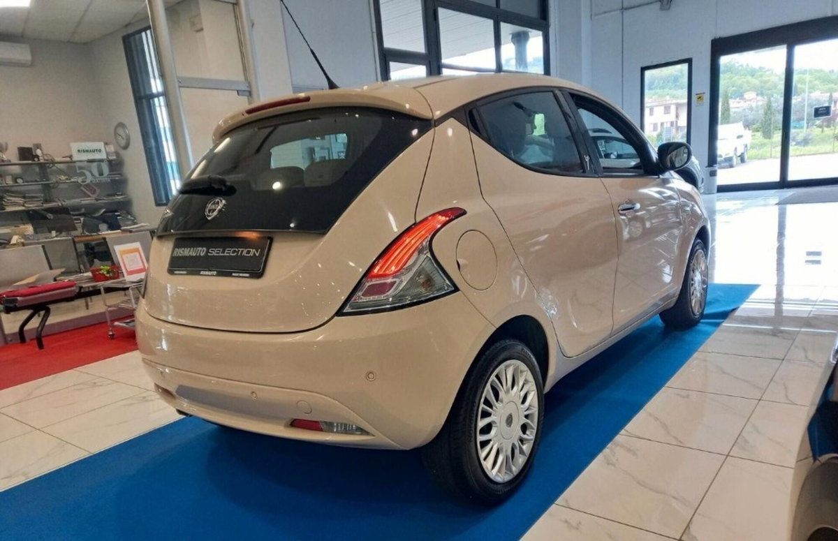Lancia Ypsilon 1.2 69 CV 5 porte Gold (4)