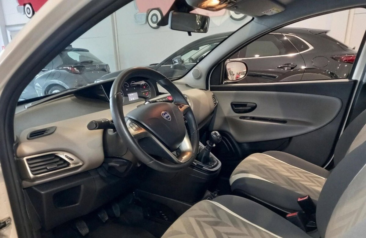 Lancia Ypsilon 1.2 69 CV 5 porte Gold (8)
