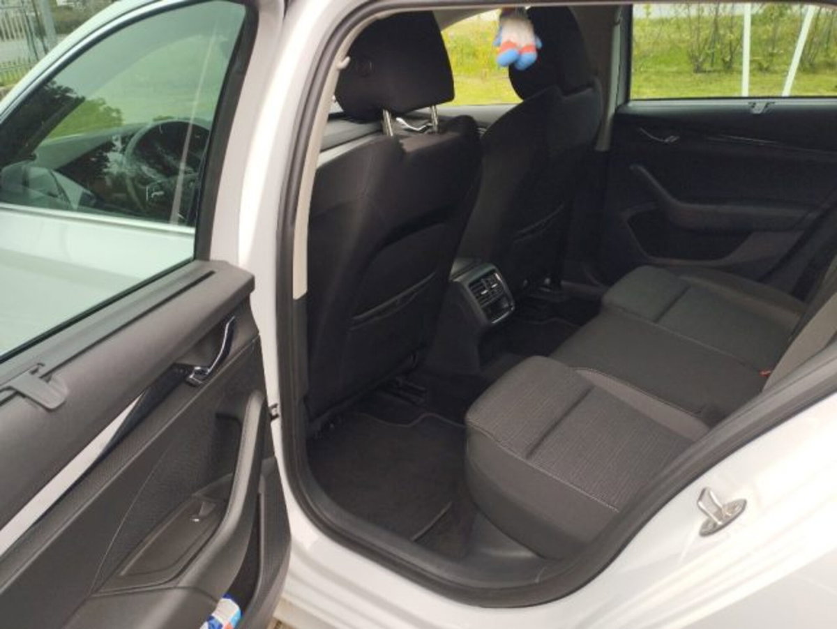 Skoda Octavia Station Wagon 2.0 TDI EVO SCR 150 CV DSG 4x4 Wagon Executive (9)