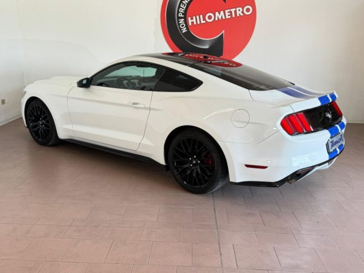 Ford Mustang Coupé Fastback 2.3 EcoBoost (3)