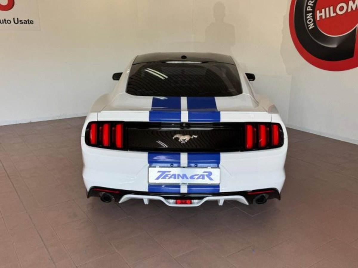 Ford Mustang Coupé Fastback 2.3 EcoBoost (4)