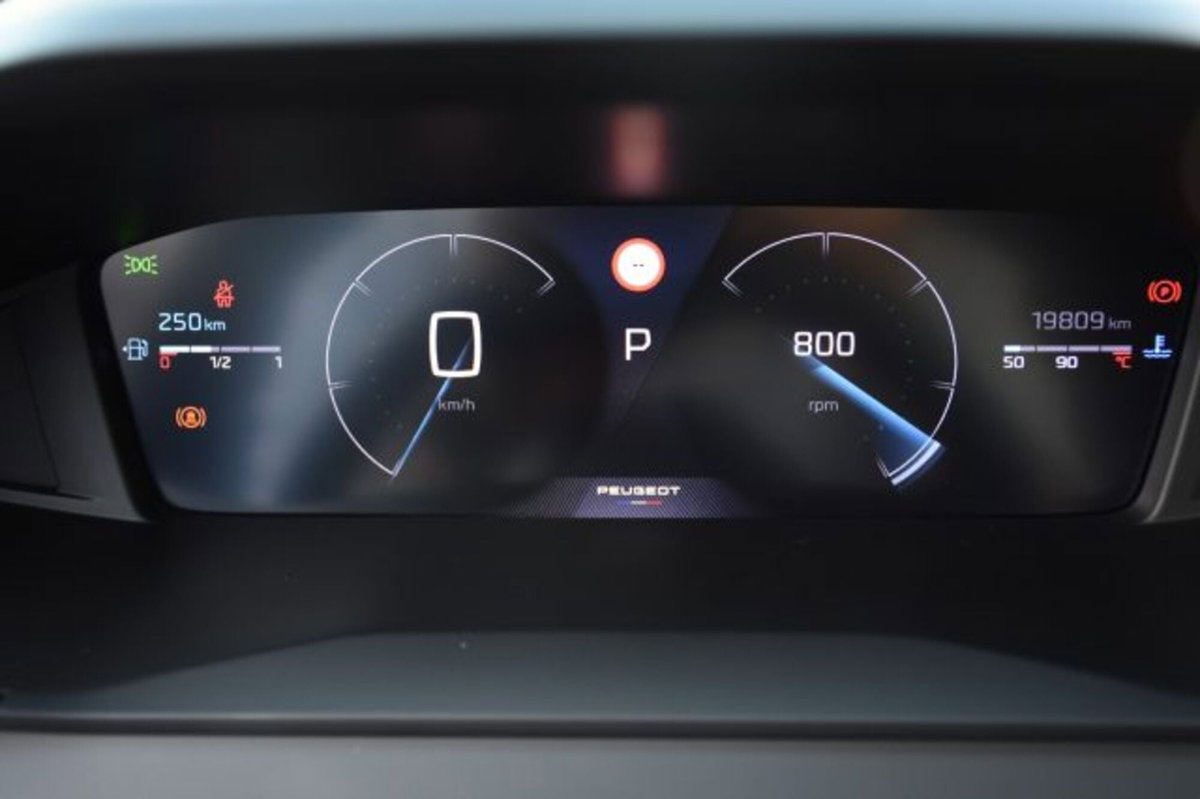 Peugeot 2008 BlueHDi 130 S&S EAT8 Allure Pack (10)