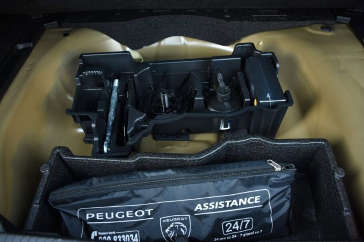 Peugeot 2008 BlueHDi 130 S&S EAT8 Allure Pack (17)