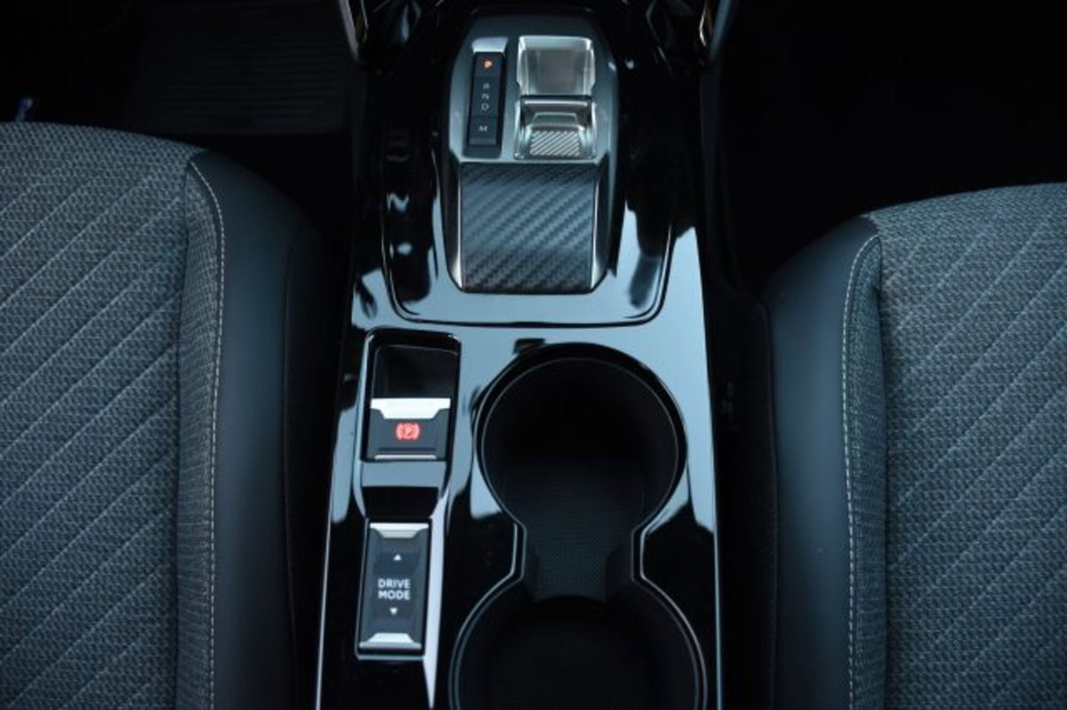 Peugeot 2008 BlueHDi 130 S&S EAT8 Allure Pack (19)