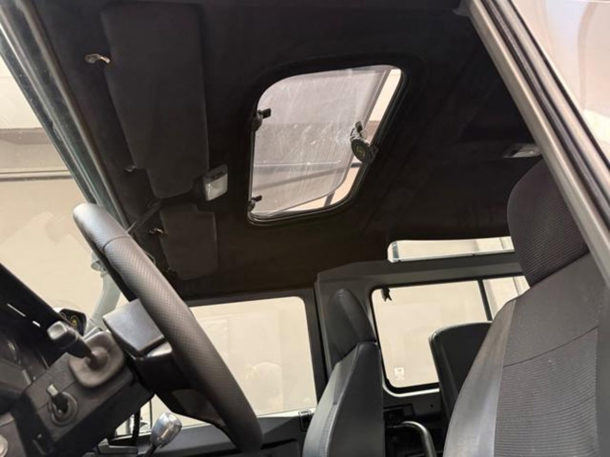 Land Rover Defender 90 2.5 Td5 Station Wagon Tomb Raider (10)