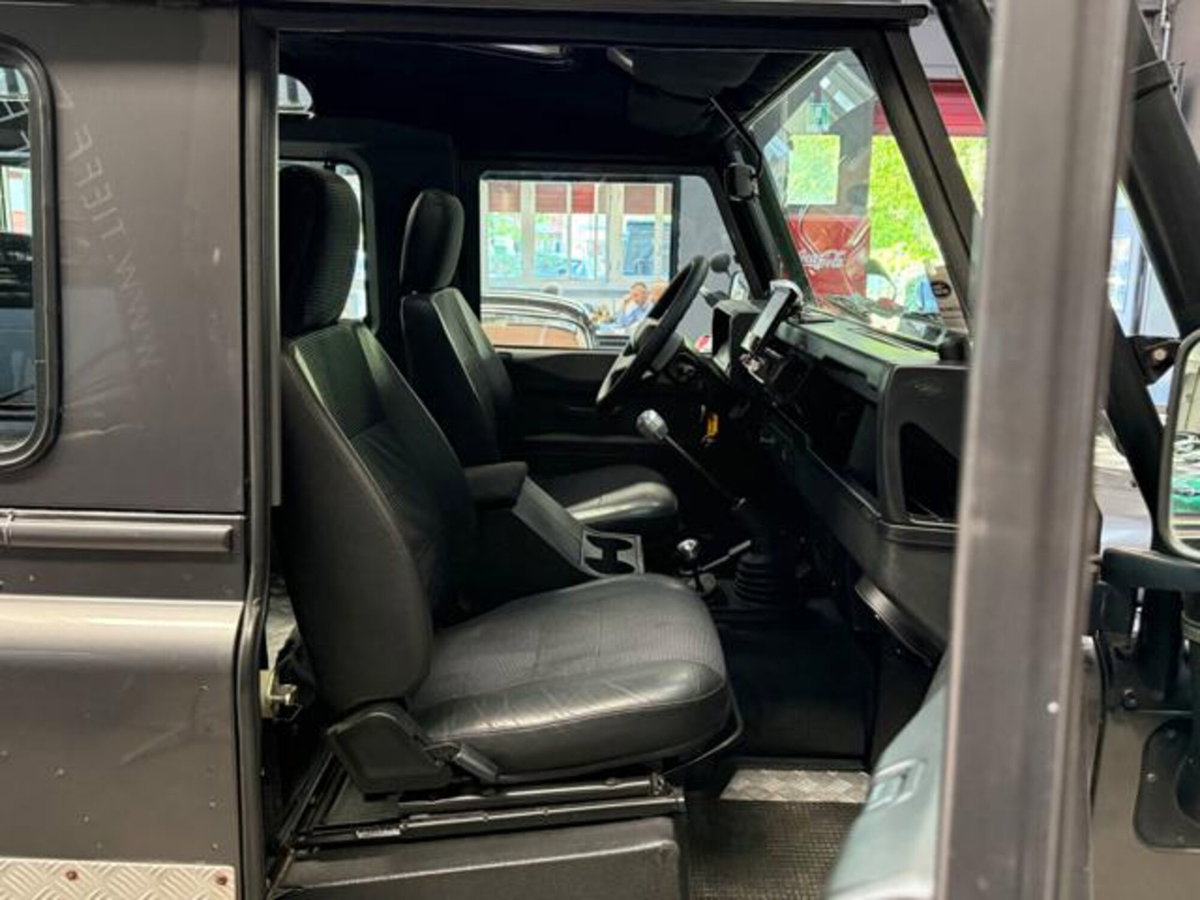 Land Rover Defender 90 2.5 Td5 Station Wagon Tomb Raider (12)