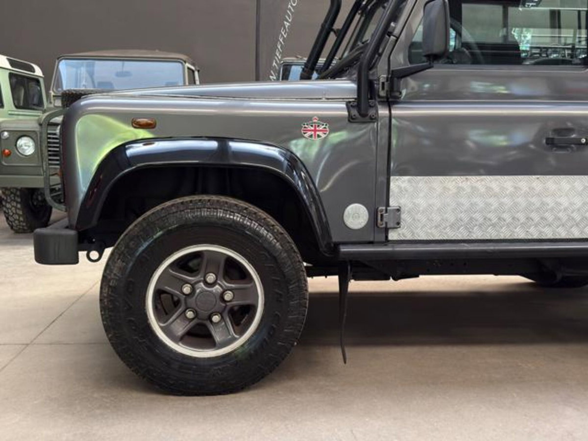 Land Rover Defender 90 2.5 Td5 Station Wagon Tomb Raider (7)