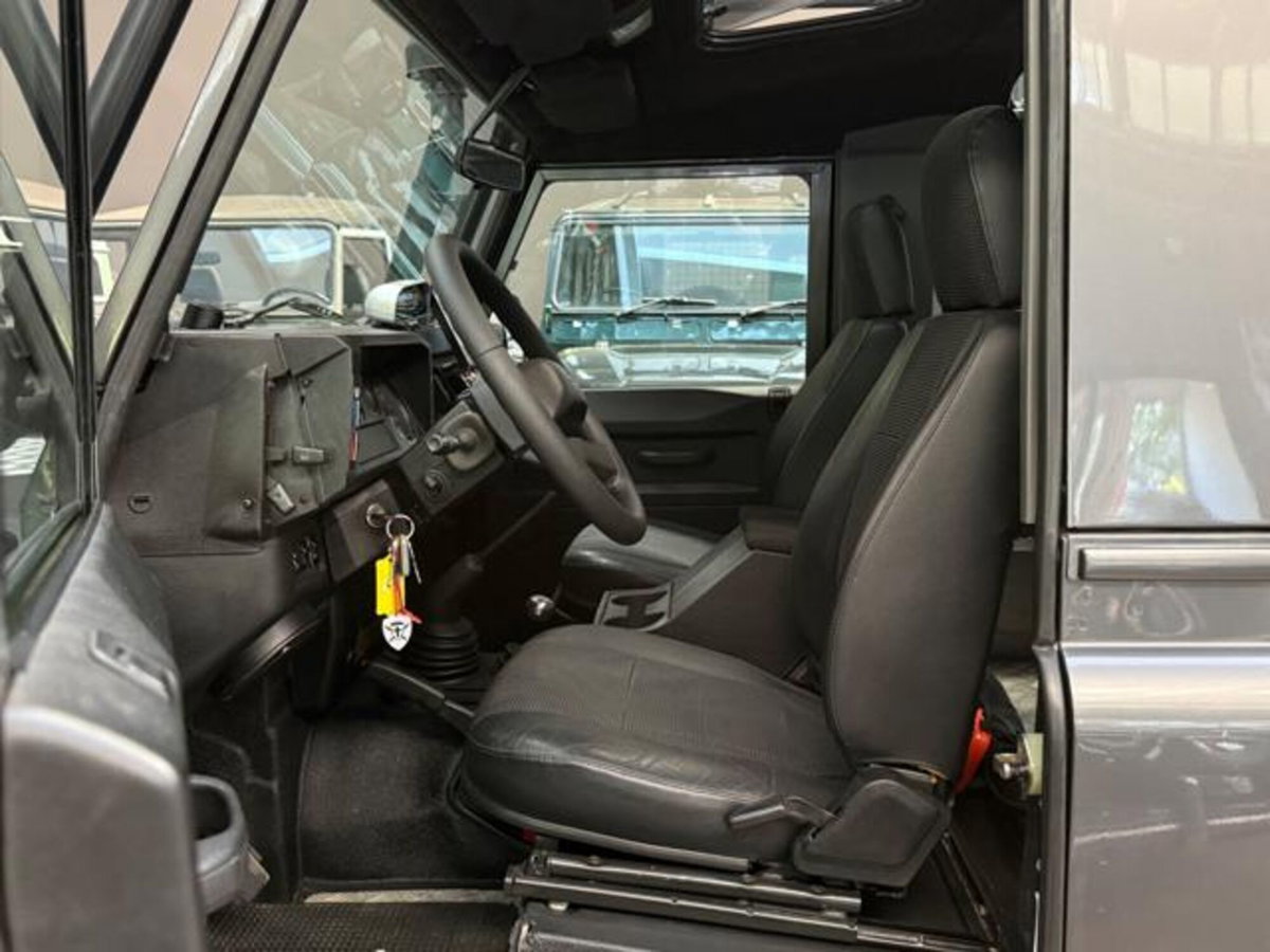 Land Rover Defender 90 2.5 Td5 Station Wagon Tomb Raider (8)