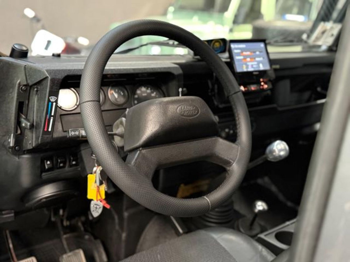 Land Rover Defender 90 2.5 Td5 Station Wagon Tomb Raider (9)