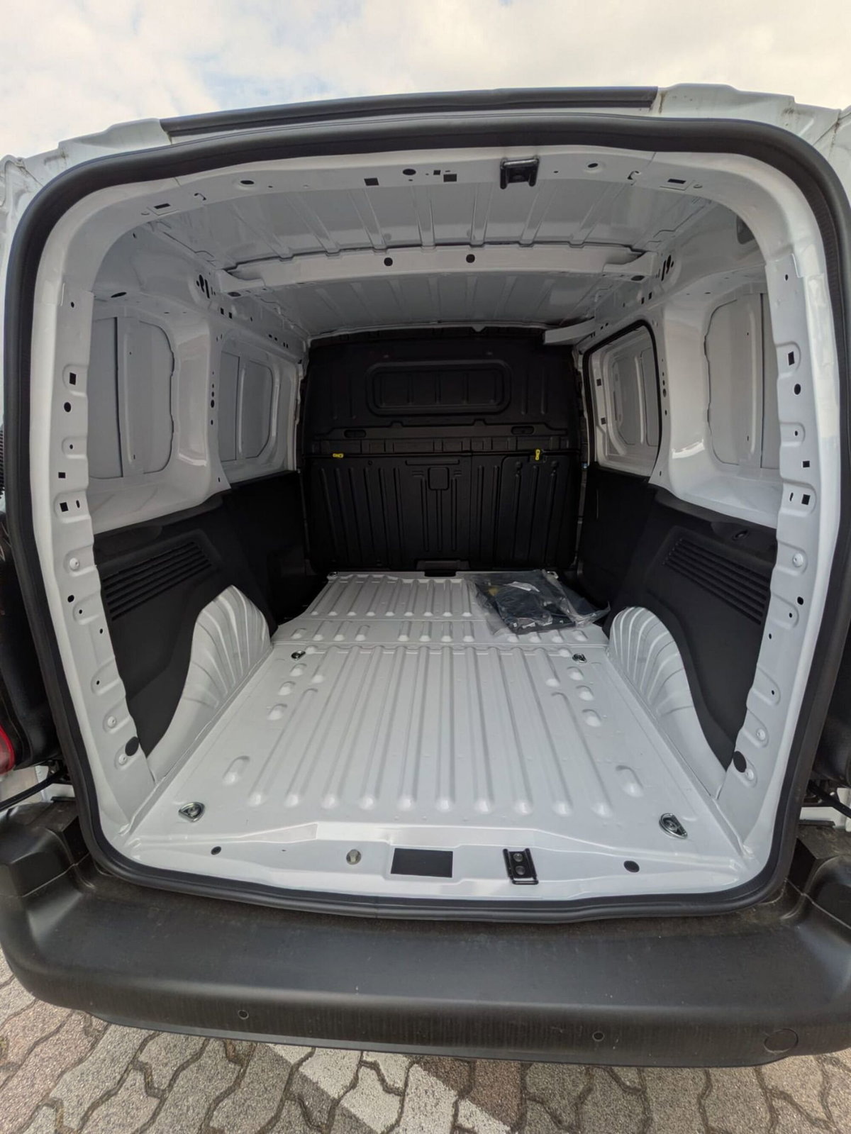 Peugeot Partner Furgone XL 1.5 diesel 130cv S&S (14)