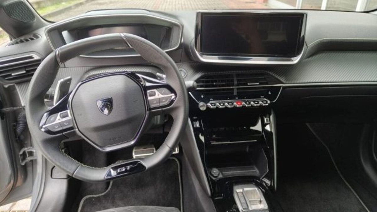 Peugeot 208 51 kWh GT (12)