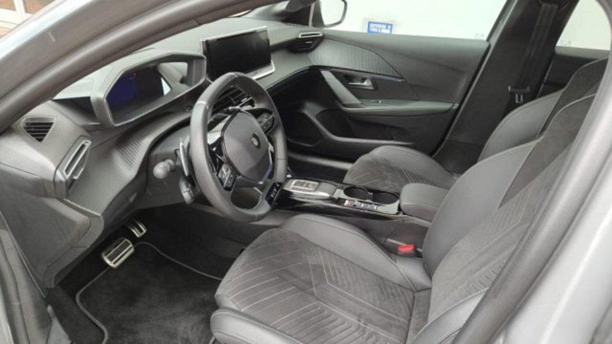 Peugeot 208 51 kWh GT (10)
