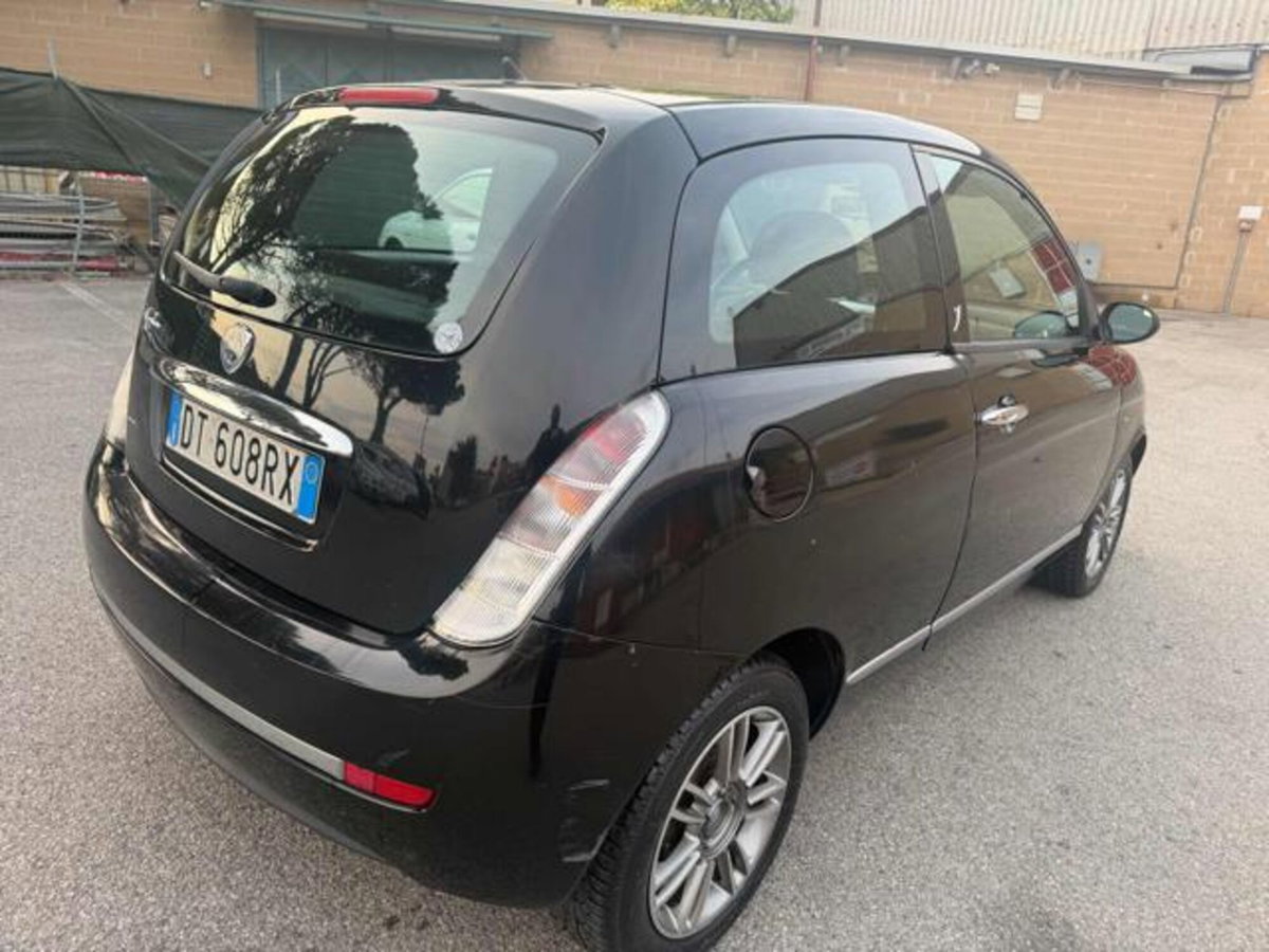 Lancia Ypsilon 1.2 Versus (2)