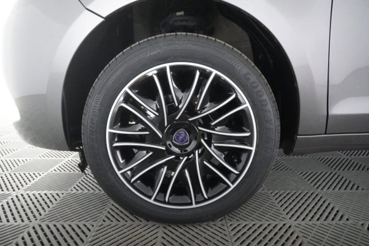 Lancia Ypsilon 1.0 FireFly 5 porte S&S Hybrid Silver Plus (16)