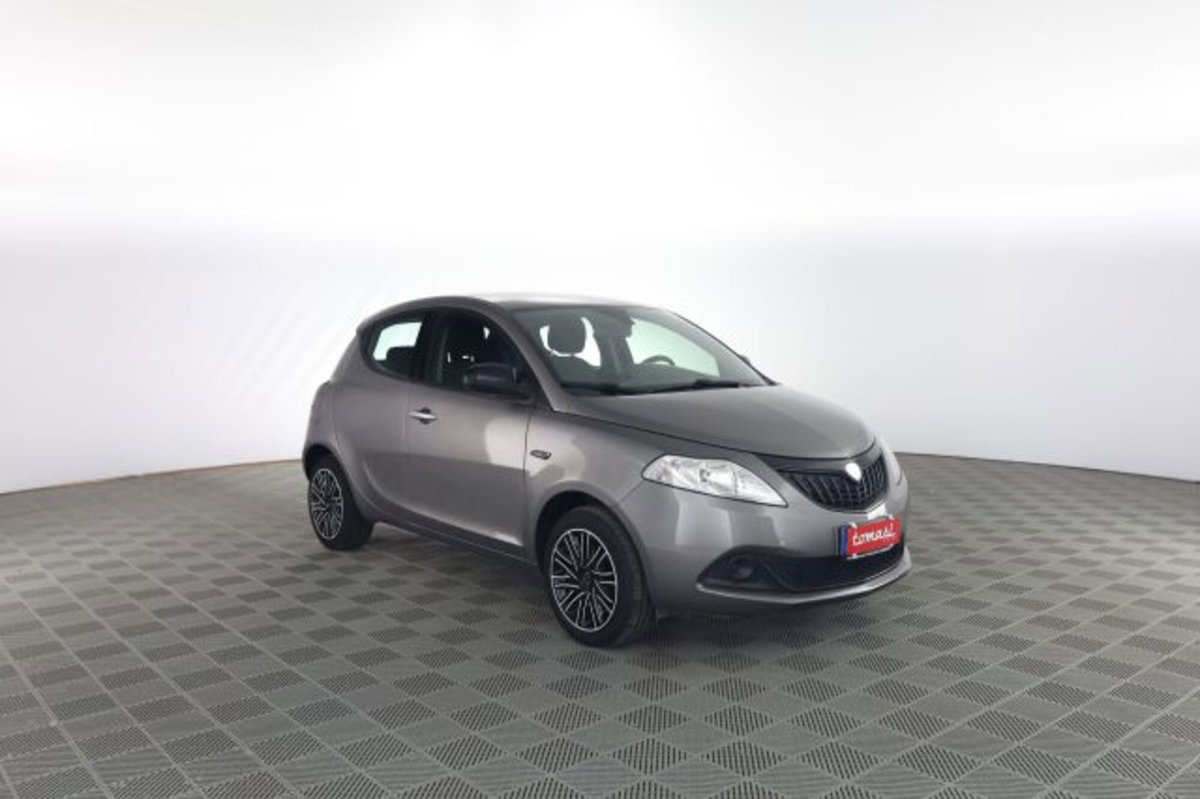 Lancia Ypsilon 1.0 FireFly 5 porte S&S Hybrid Silver Plus (2)