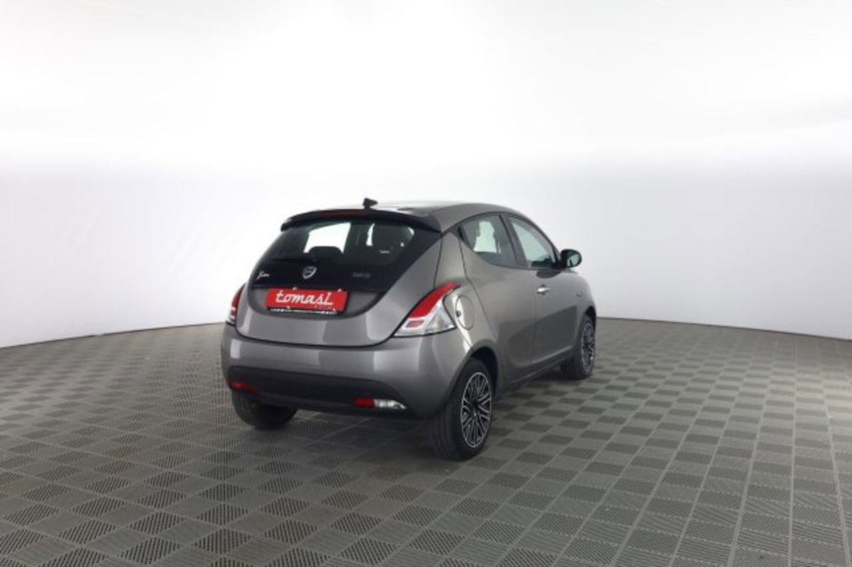 Lancia Ypsilon 1.0 FireFly 5 porte S&S Hybrid Silver Plus (4)
