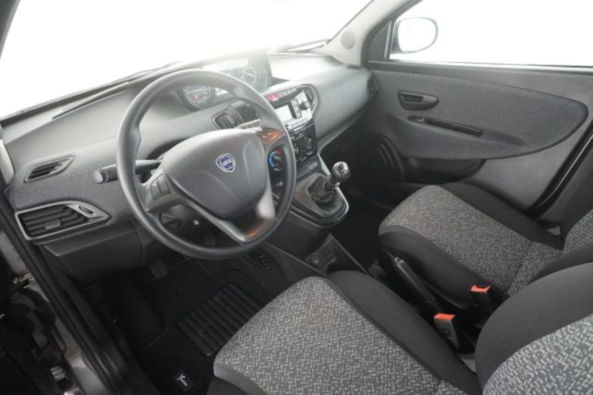 Lancia Ypsilon 1.0 FireFly 5 porte S&S Hybrid Silver Plus (9)