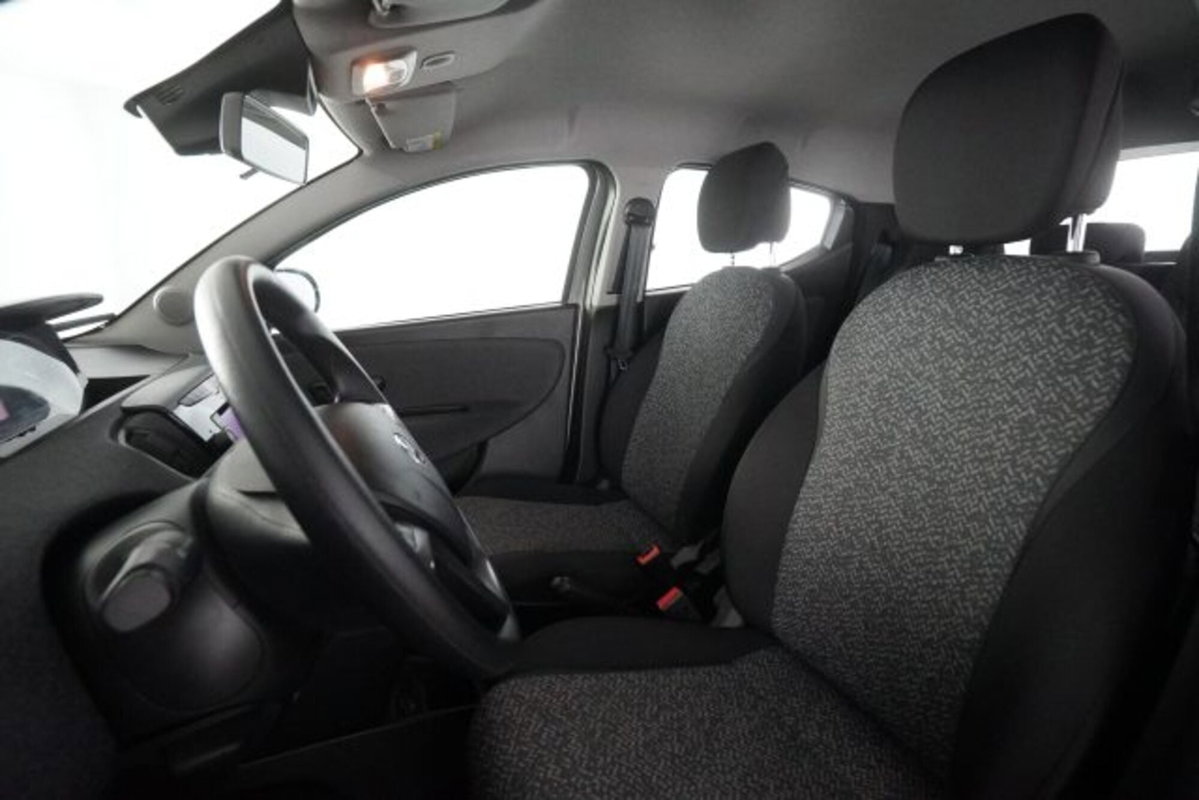 Lancia Ypsilon 1.0 FireFly 5 porte S&S Hybrid Silver Plus (10)
