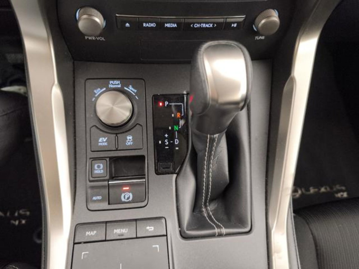 Lexus NX 2.5 Business 2wd 197cv e-cvt (18)