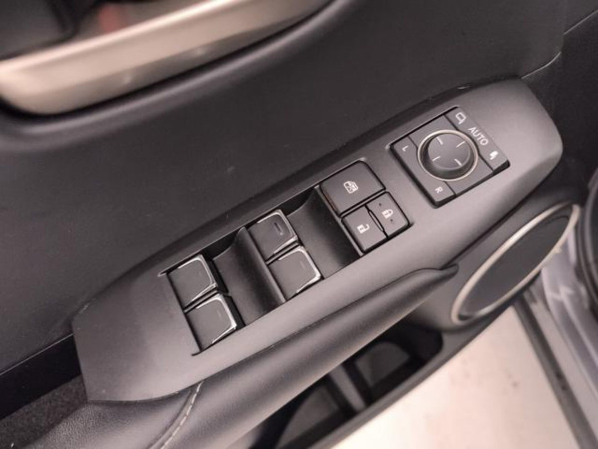 Lexus NX 2.5 Business 2wd 197cv e-cvt (20)