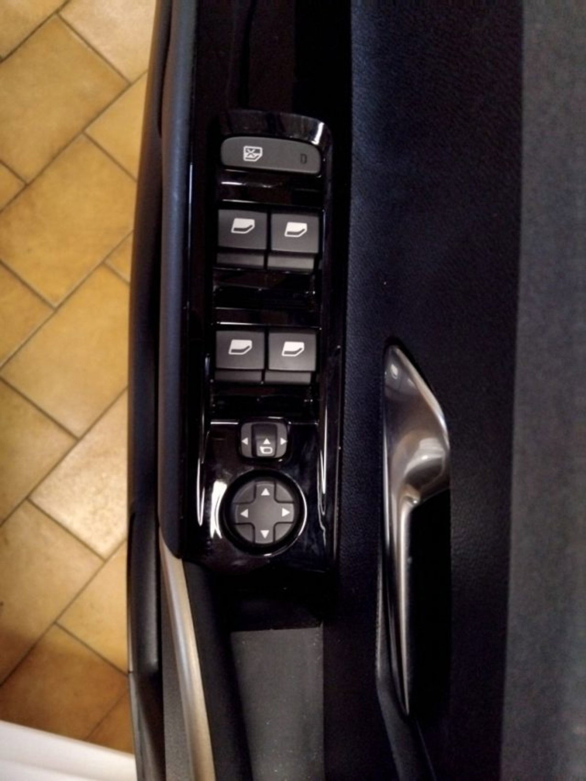 Lancia Ypsilon 1.2 mhev Edizione Cassina e-dct (16)