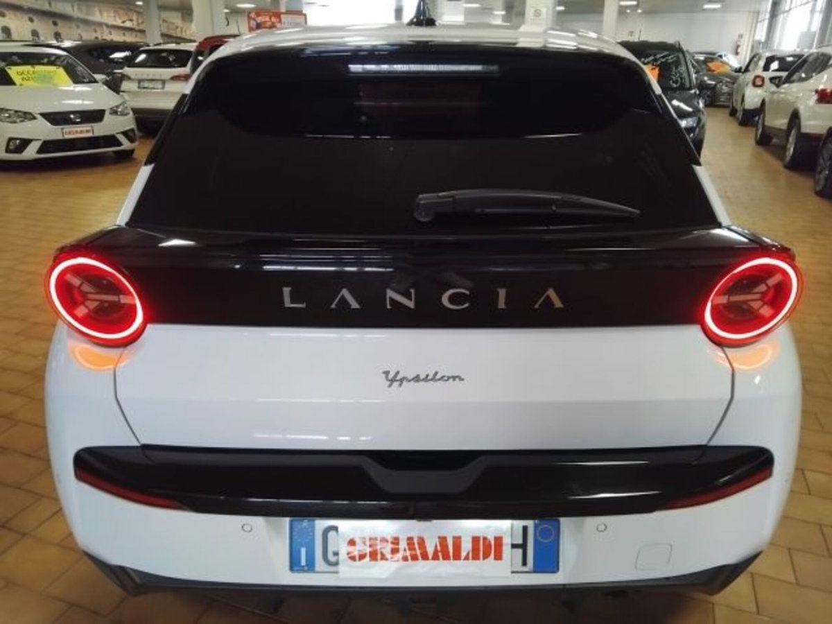 Lancia Ypsilon 1.2 mhev Edizione Cassina e-dct (5)