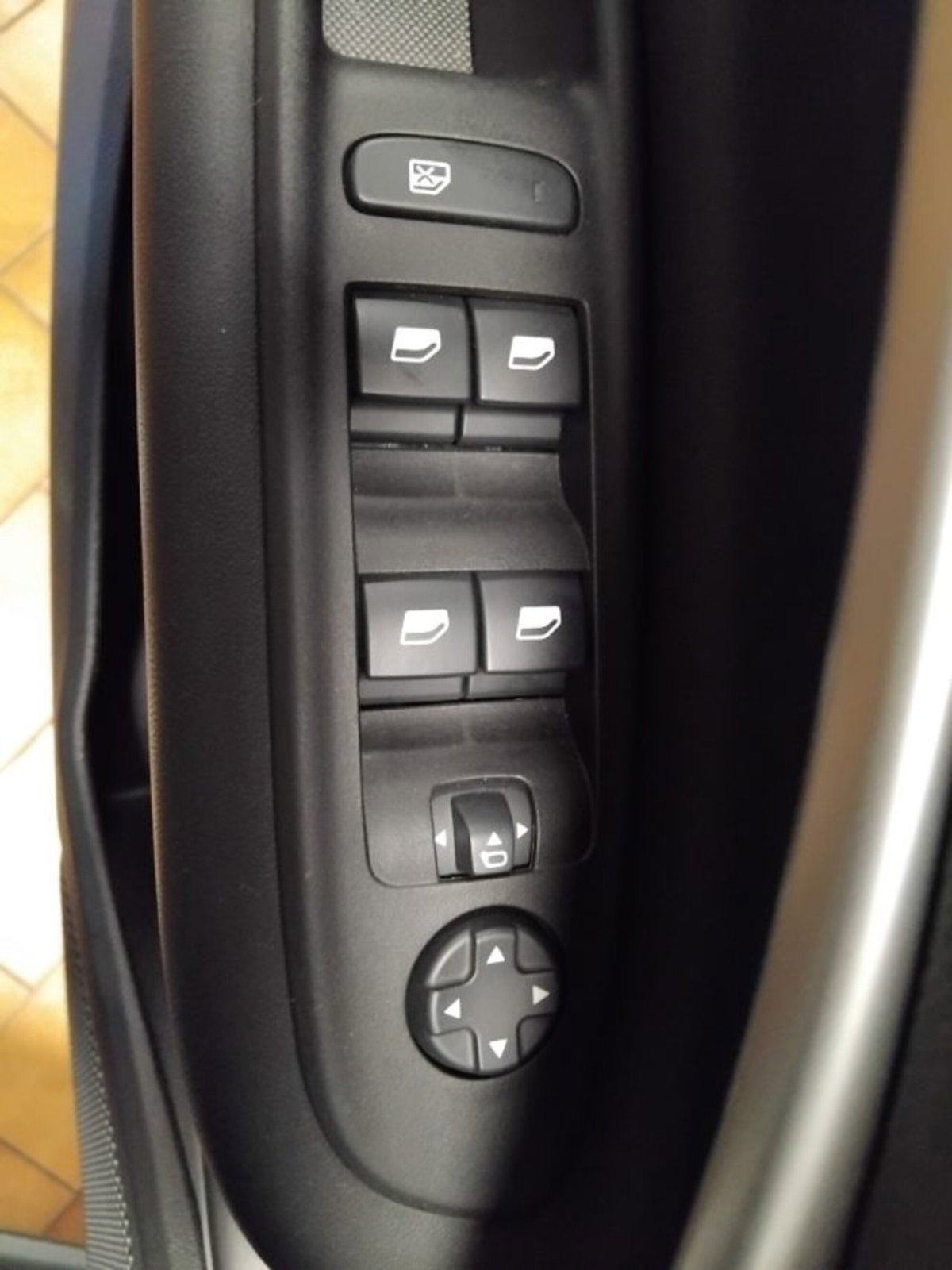 Jeep Avenger 1.2 turbo Summit fwd 100cv (16)