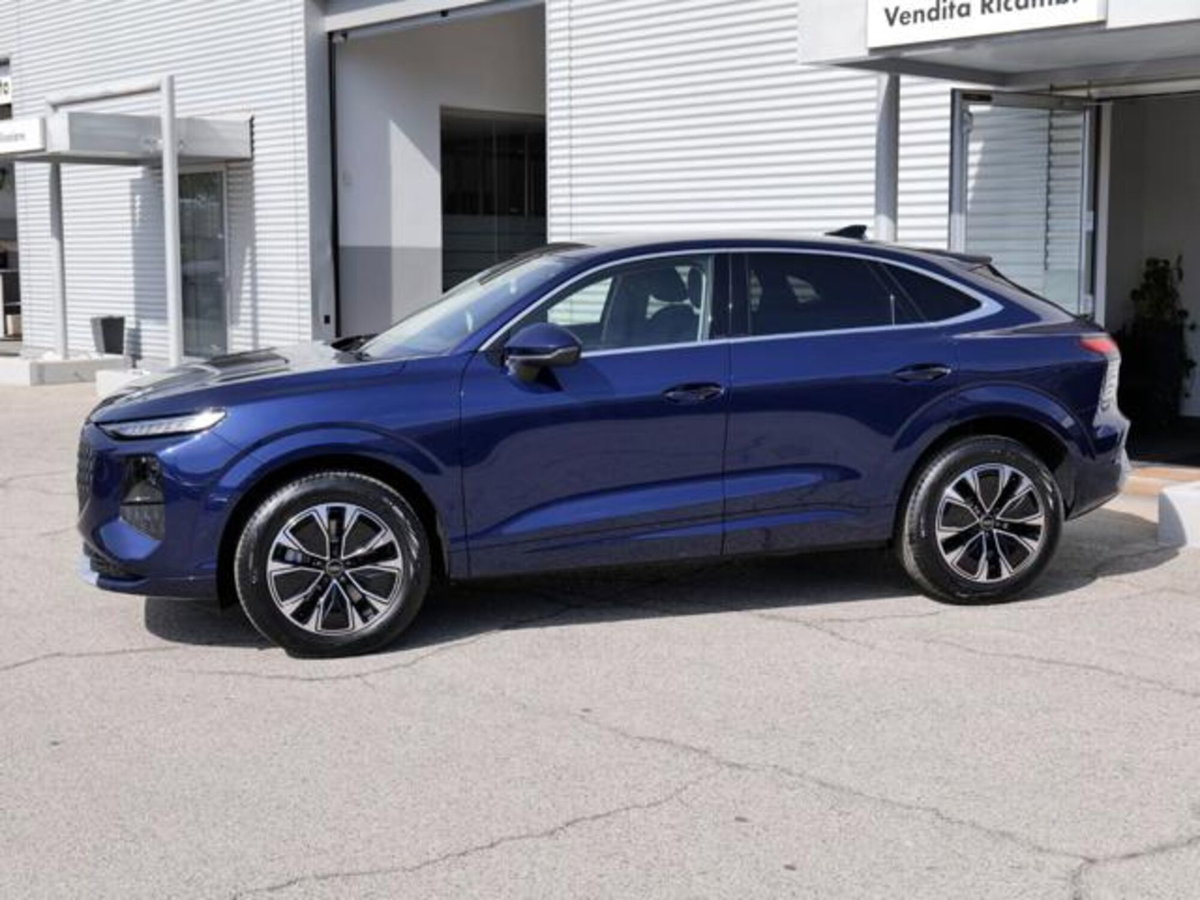 Audi Q3 Sportback 2.0 tdi Business 150cv s-tronic (2)