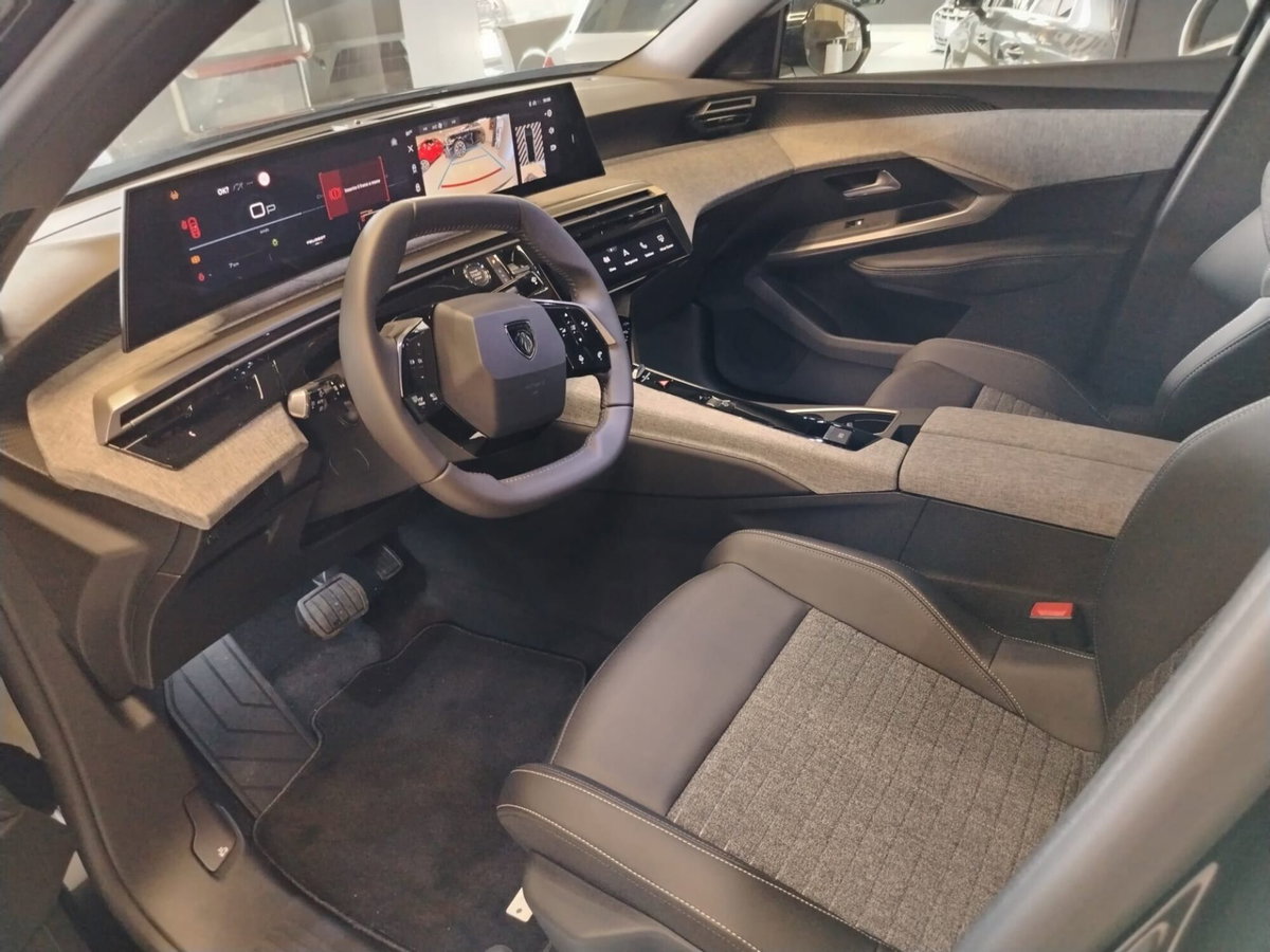 Peugeot 3008 1.2 hybrid GT Exclusive 145cv e-dcs6 (10)