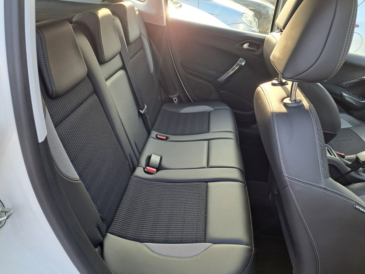 Peugeot 2008 e-HDi 92 CV Stop&Start Allure (13)