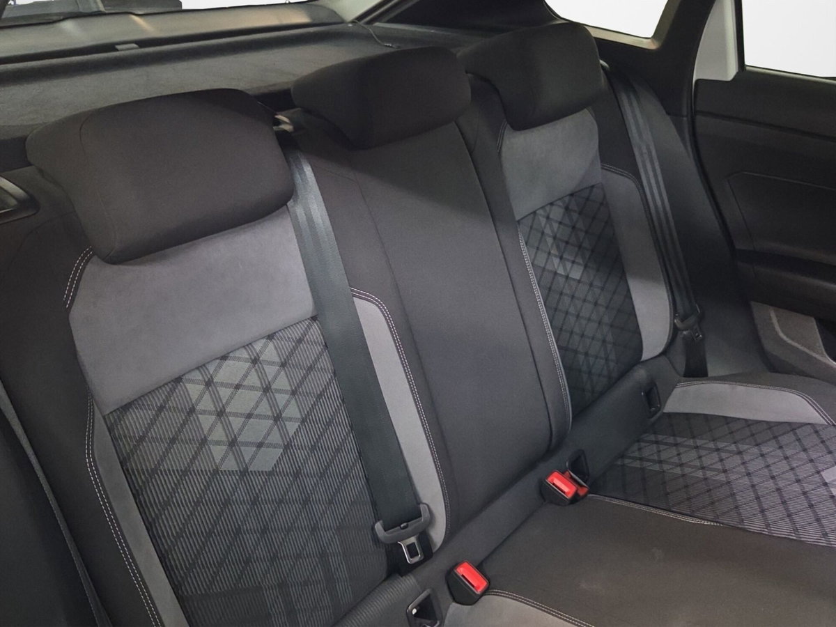 Volkswagen Taigo 1.0 TSI 110 CV DSG R-Line (18)