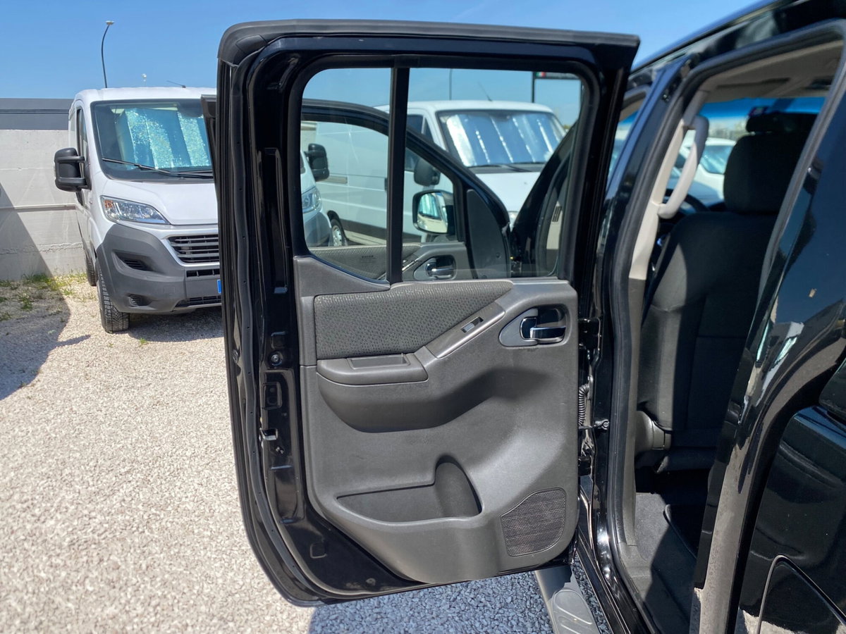 Nissan Navara 2.5 dCi 190CV 4 porte Double Cab Sport (12)