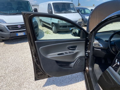 Lancia Ypsilon 1.2 69 CV Unyca (10)
