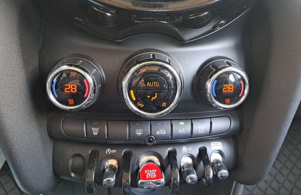 MINI Mini 1.5 Cooper D Business 5 porte (17)