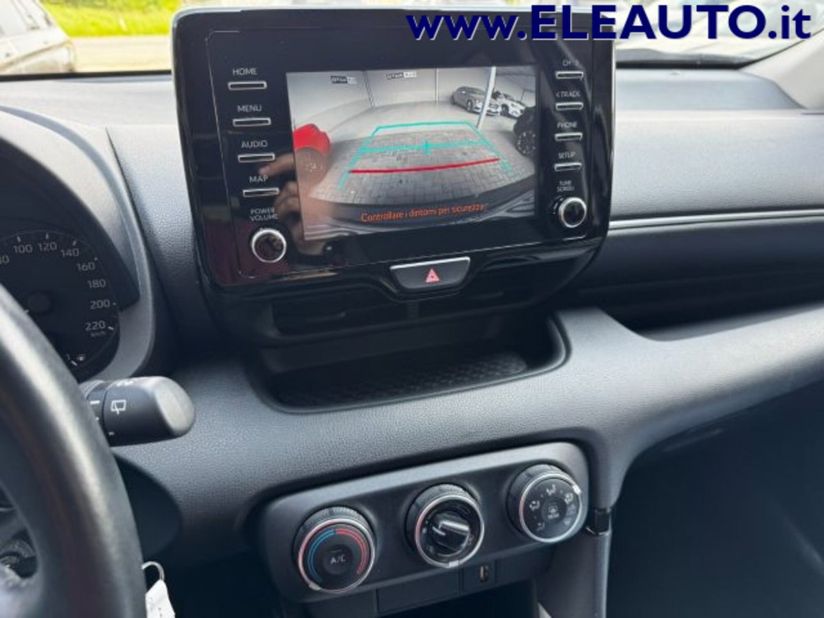 Toyota Yaris 1.0 5 porte Active (8)