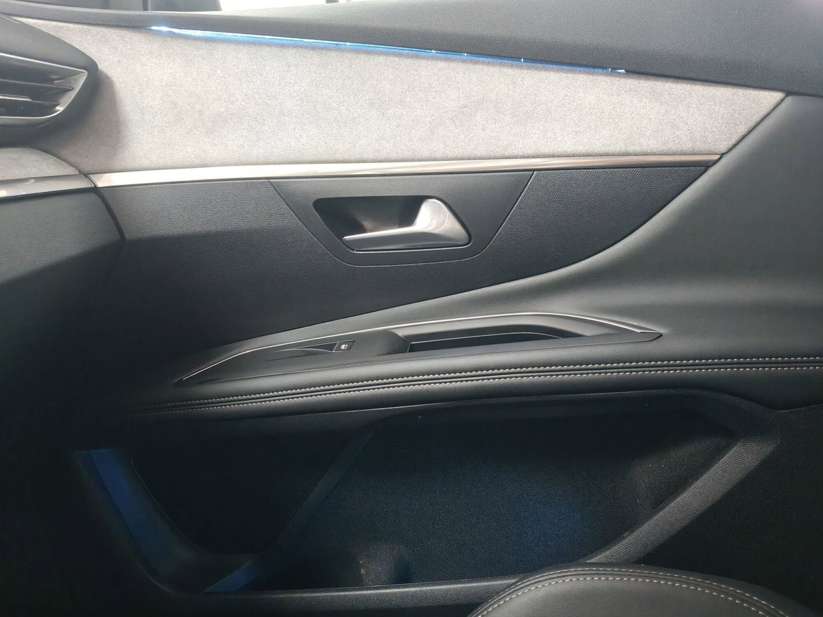 Peugeot 3008 BlueHDi 130 S&S EAT8 GT (12)