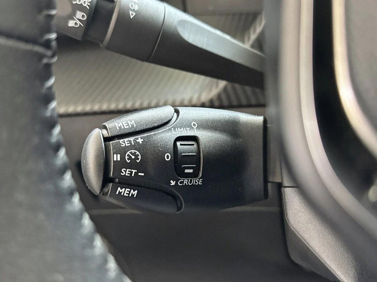 Peugeot 208 PureTech 100 Stop&Start EAT8 5 porte Allure Pack (19)
