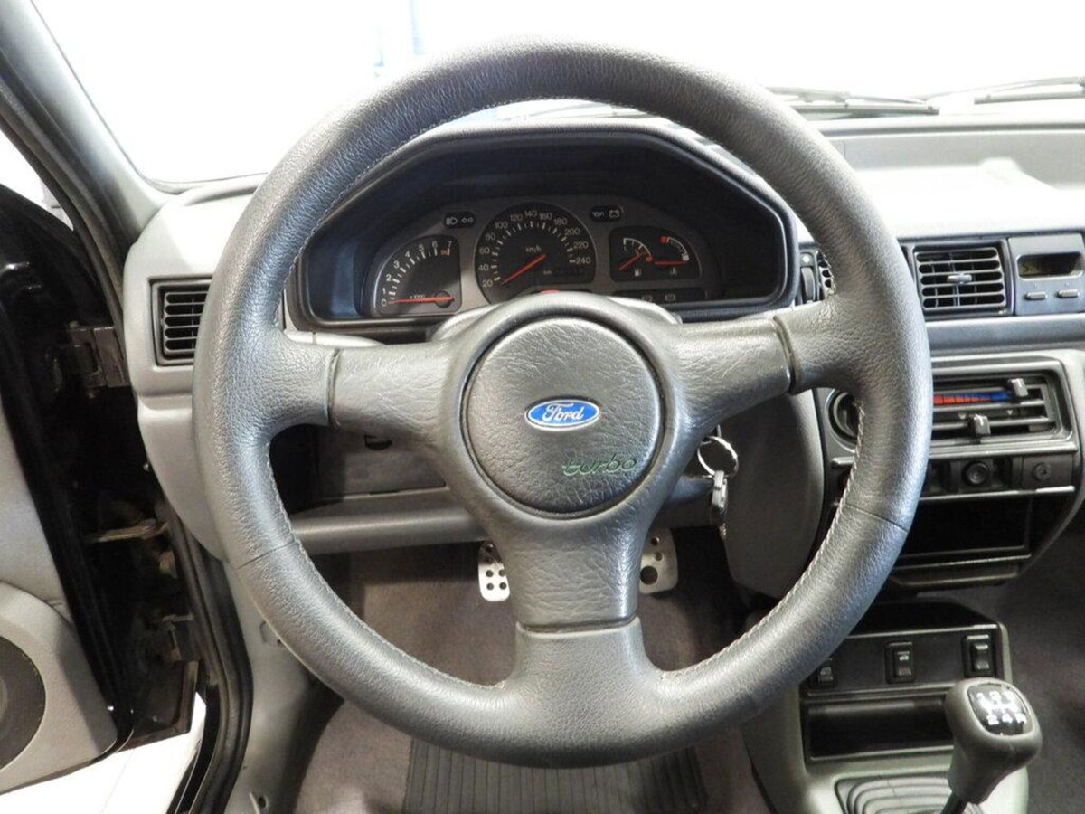 Ford Fiesta 1.6i turbo 3 porte (5)